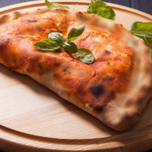 Пицца Кальцоне с овощами и сыром