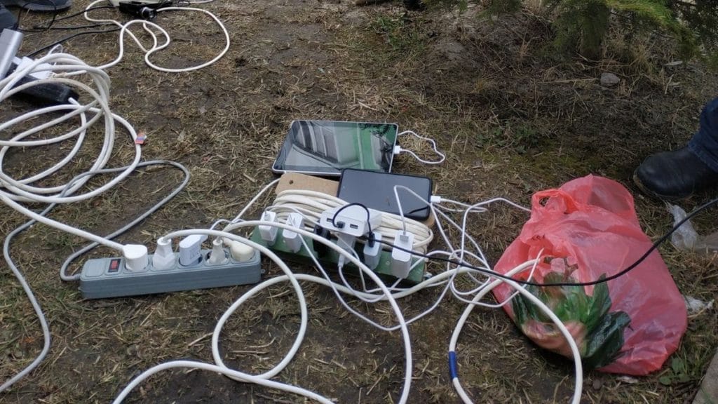 жители Ворзеля заряжают телефоны от генераторов